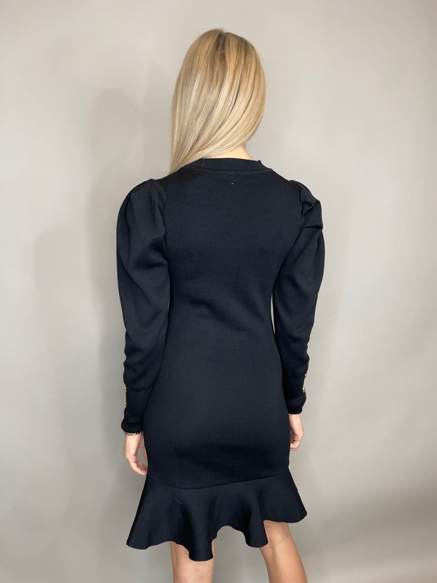 Elegantné šaty s volánikom a zlatými doplnkami LILIAN