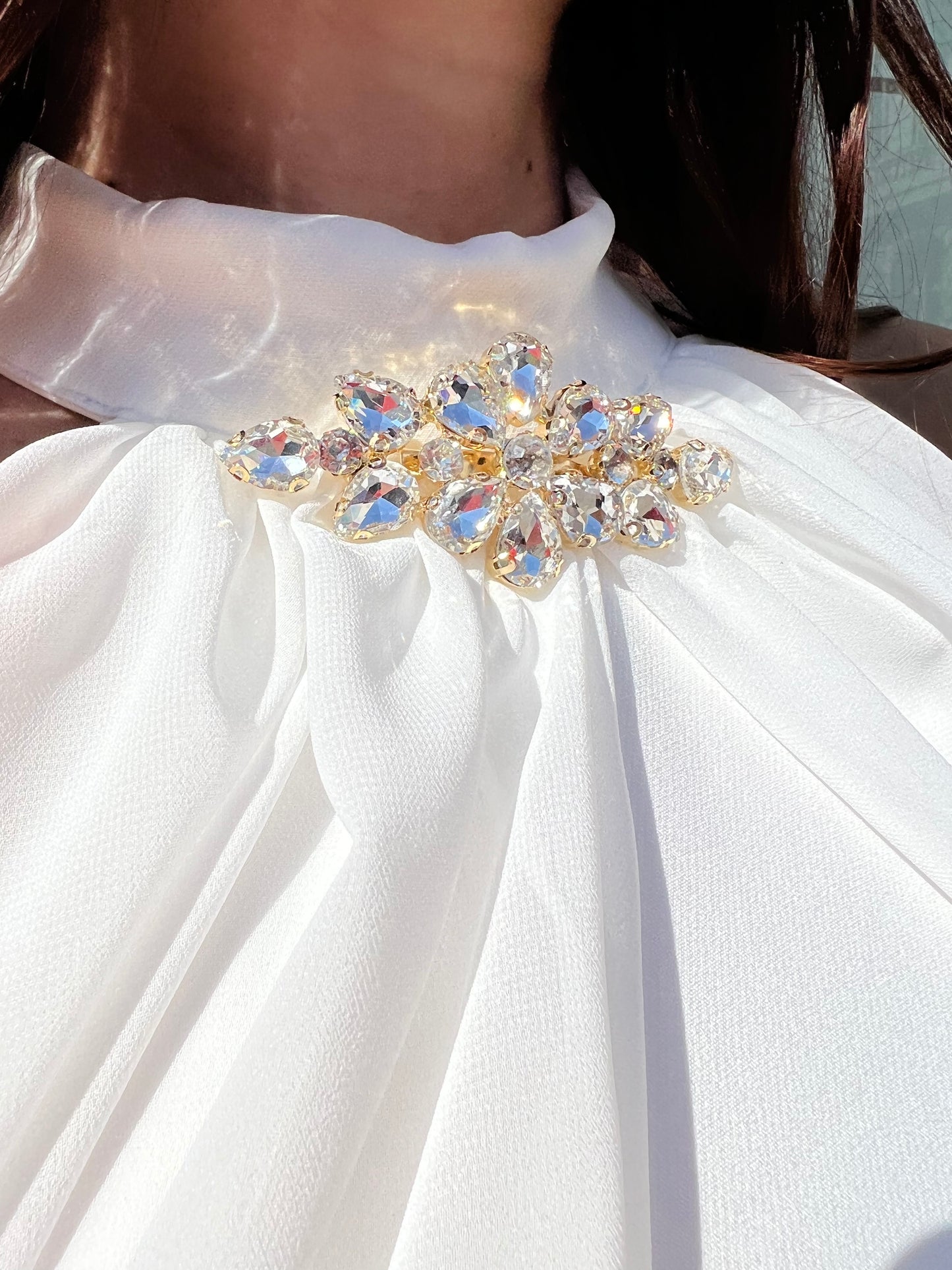 Biele elegantné šaty s brošňou ABRIL